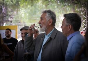 Alberto-y-el-primer-trago-en-Nogoli-chica