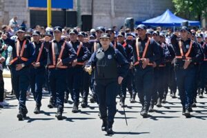 Policia-2-chica-scaled-1