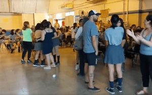 sentada-563x353-chica