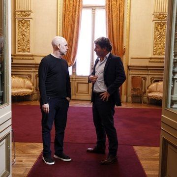 FjOp6w8WIAEPiUV-VaLDES.-chica